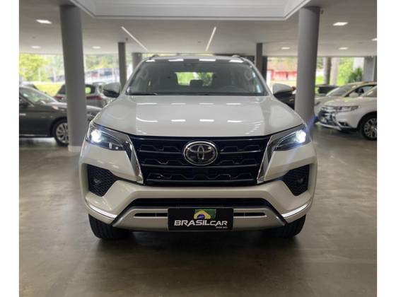TOYOTA HILUX SW4 2.8 D-4D TURBO DIESEL SRX 4X4 AUTOMÁTICO